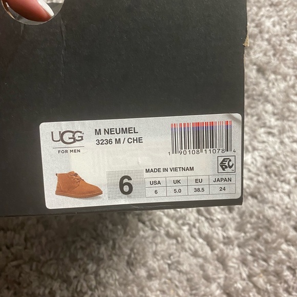UGG Short Boots - Picture 4 of 4